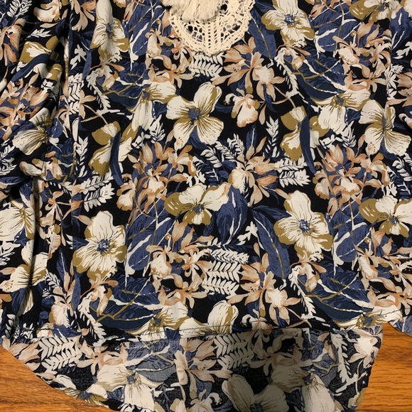 Listicle floral top - Picture 2 of 5